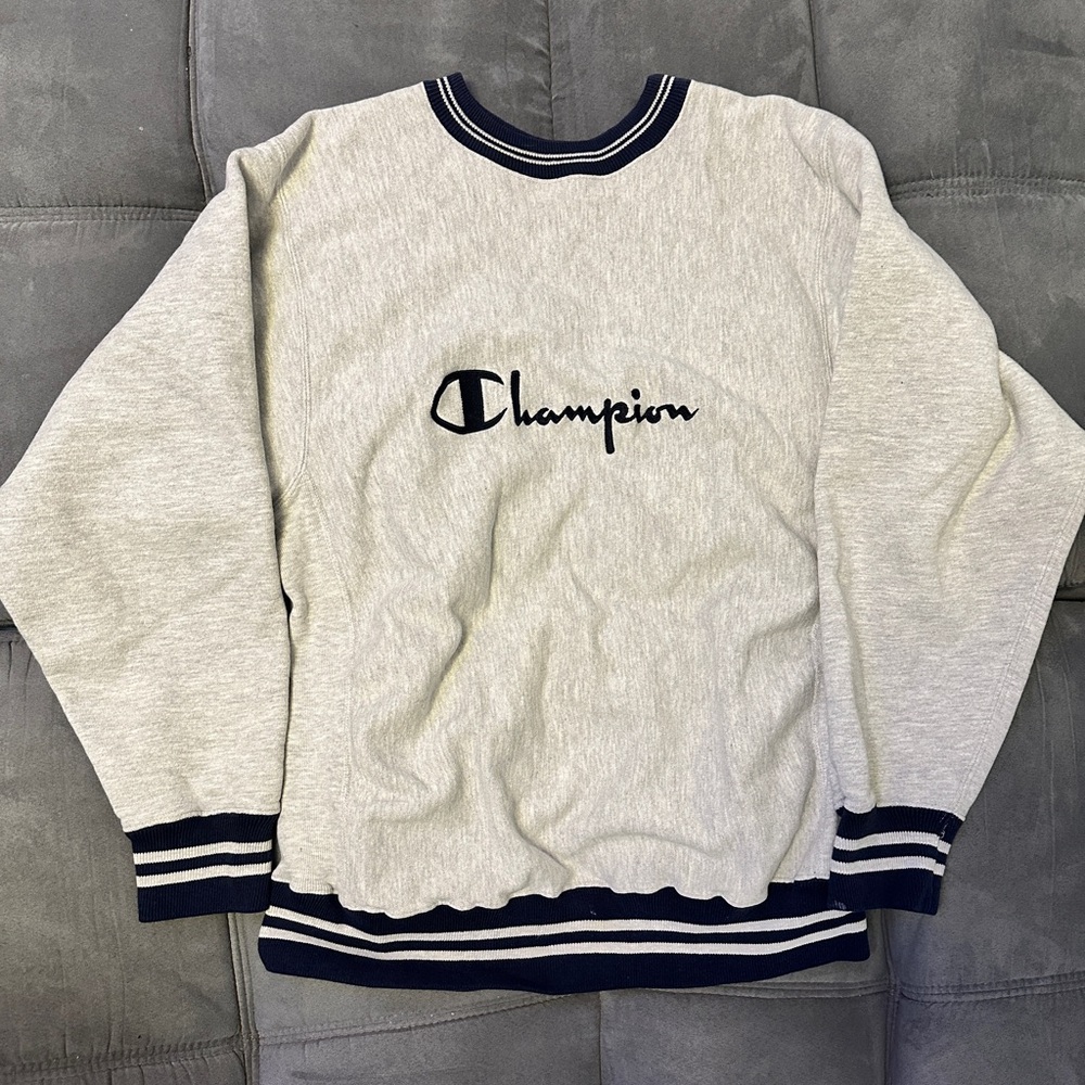 Vintage Champion Gray/navy blue Crewneck Sweater. Navy accents And logo! 🐳🔵